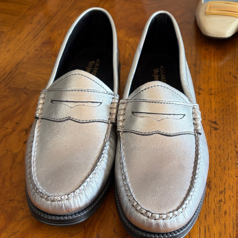 G.H. Bass & Co. Silver Women's Loafers Bass Weejuns size 9 new , no box.